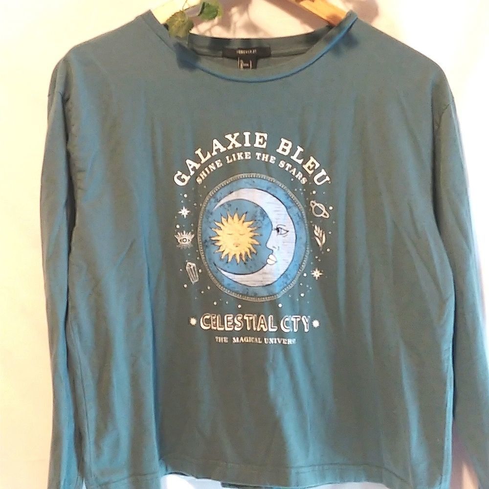 Forever 21. Cropped long sleeve Tee. Size Large. EUC